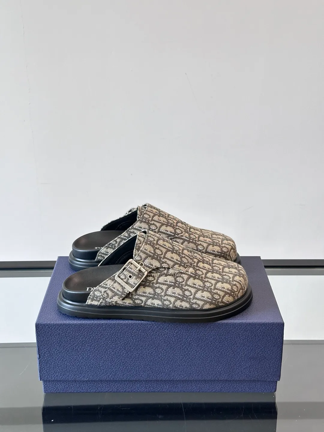 P360 Dior's new mules are new. I think closed-toe mules are really cool for boys. They are Dior's most classic oblique print and are fashionable and comfortable. These Dior Aqua mules combine modern style and classic design. Beige and black Oblique printed fabric upper with adjustable straps and a metal-clad copper alloy Dior buckle for added style. Paired with black leather, rubber and EVA notch soles, they can be easily paired with a variety of casual outfits. size: 38-45 (38.45 customized) No. 004